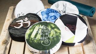 Verschiedene Yogakissen auf Palette